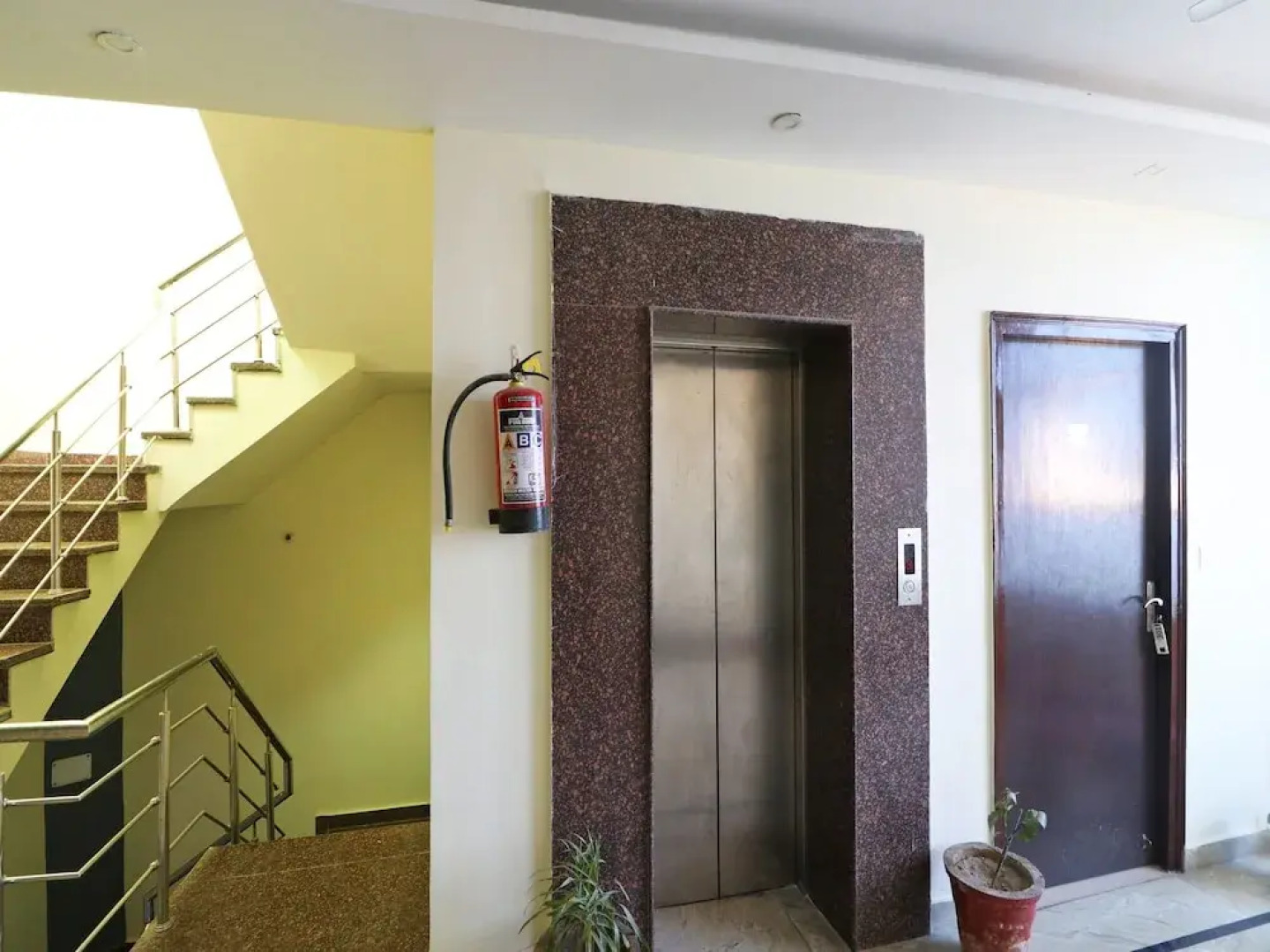 OYO 14708 Hotel Ashiyana