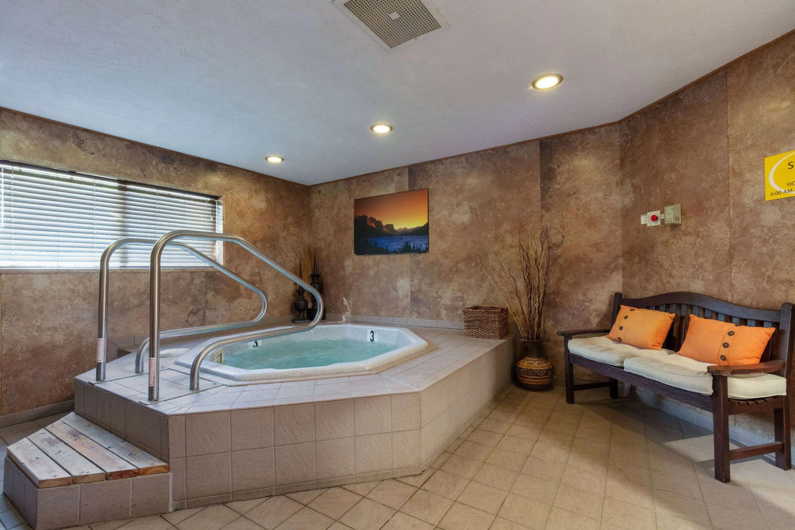 Super 8 By Wyndham St. Regis