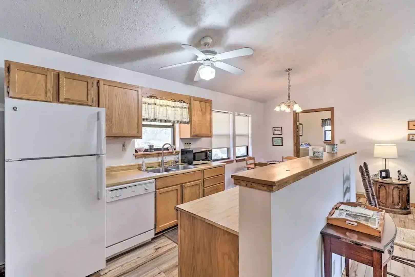 Walk to White River: Home w/ Deck in Flippin!