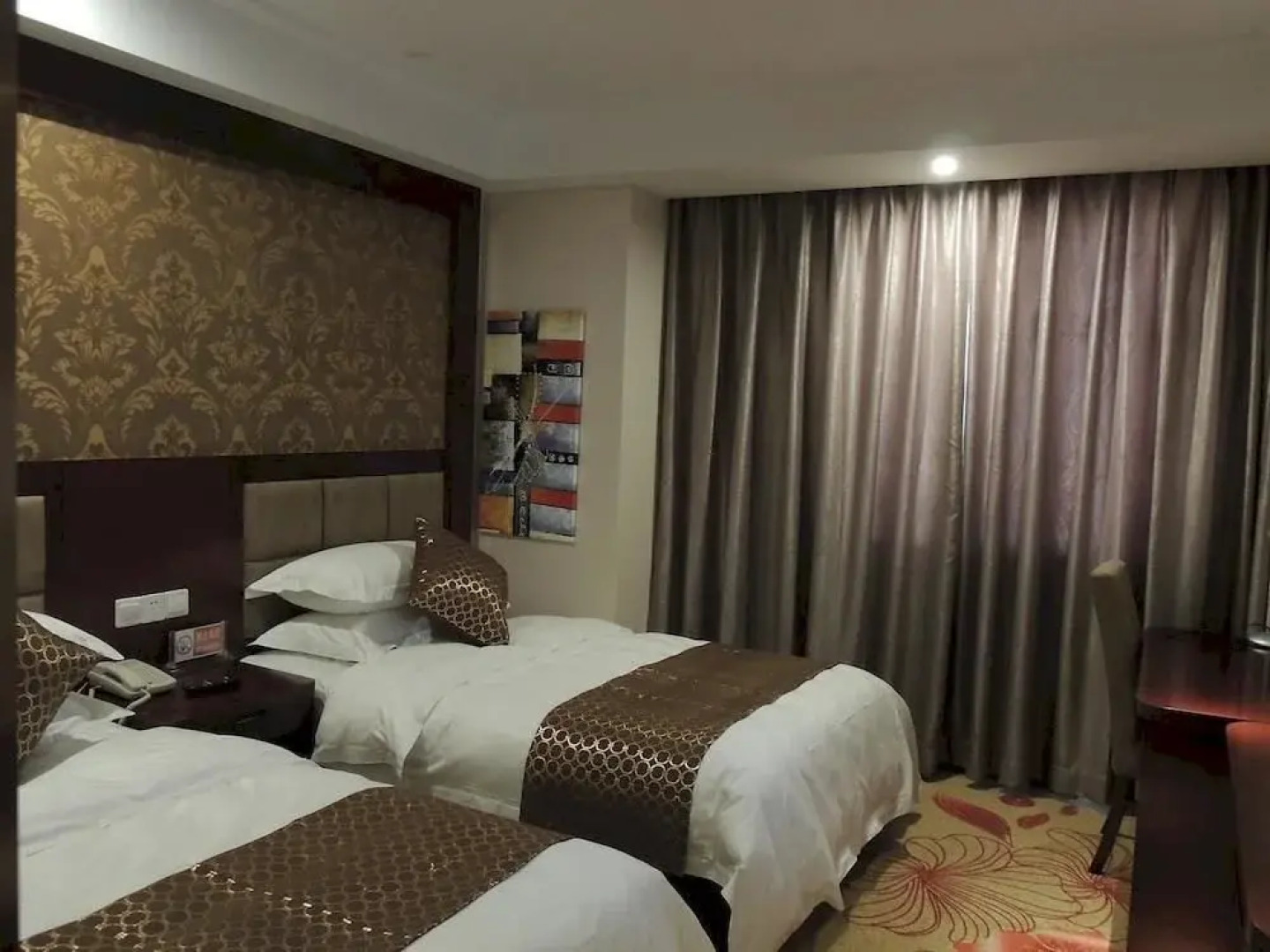 Deqing Ruijing Holiday Hotel