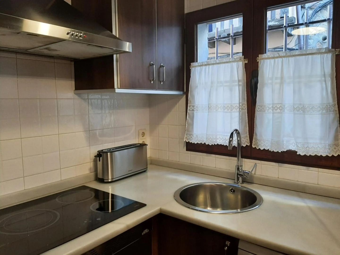 Casa con patio y chimenea en Piedralaves