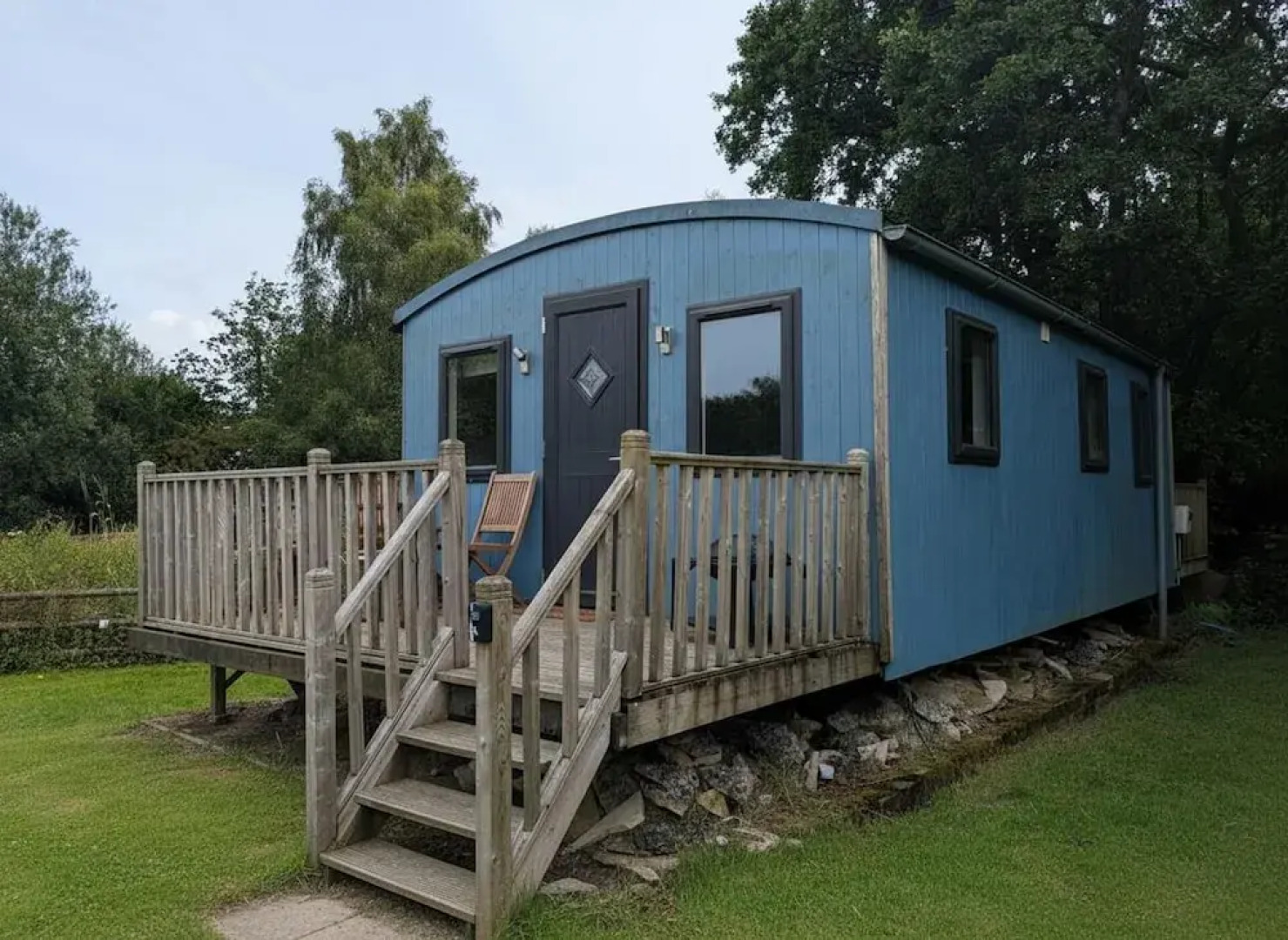 Tranquil Cabin Retreat- Sleeps 2, Parking