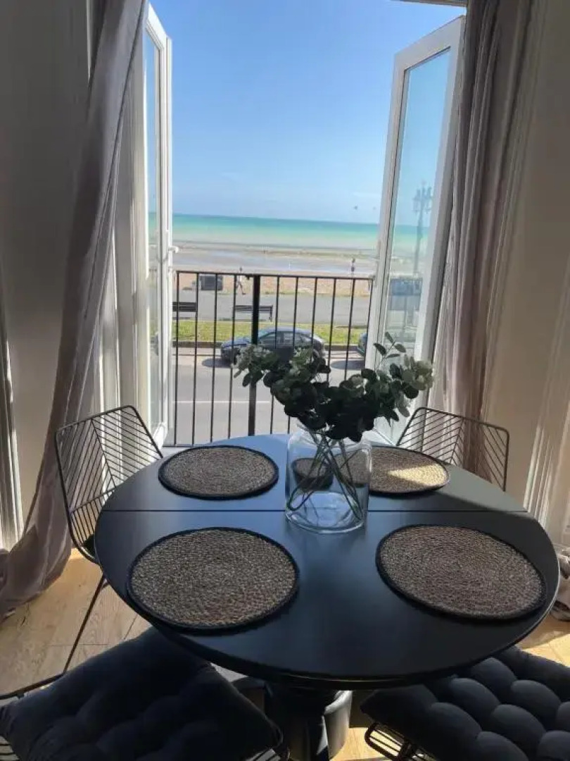 Seaview Flat with Balcony, Spacious 2 Bedroom