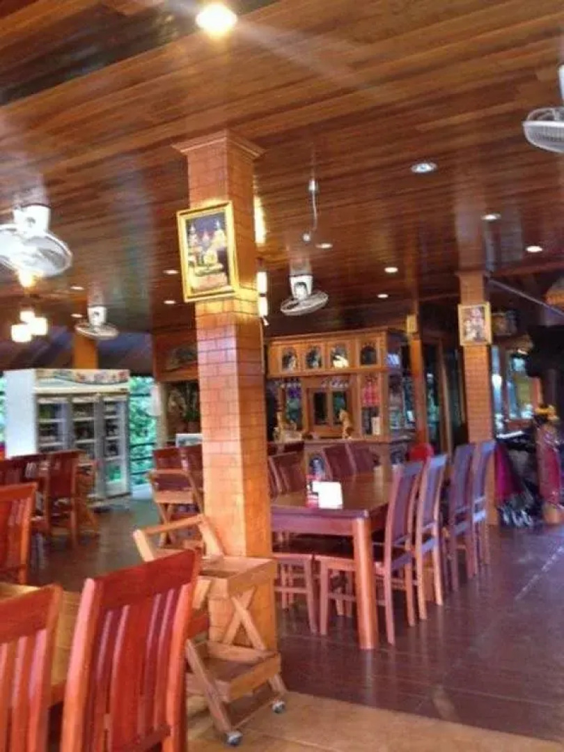 Floating Island Seafood & Resort