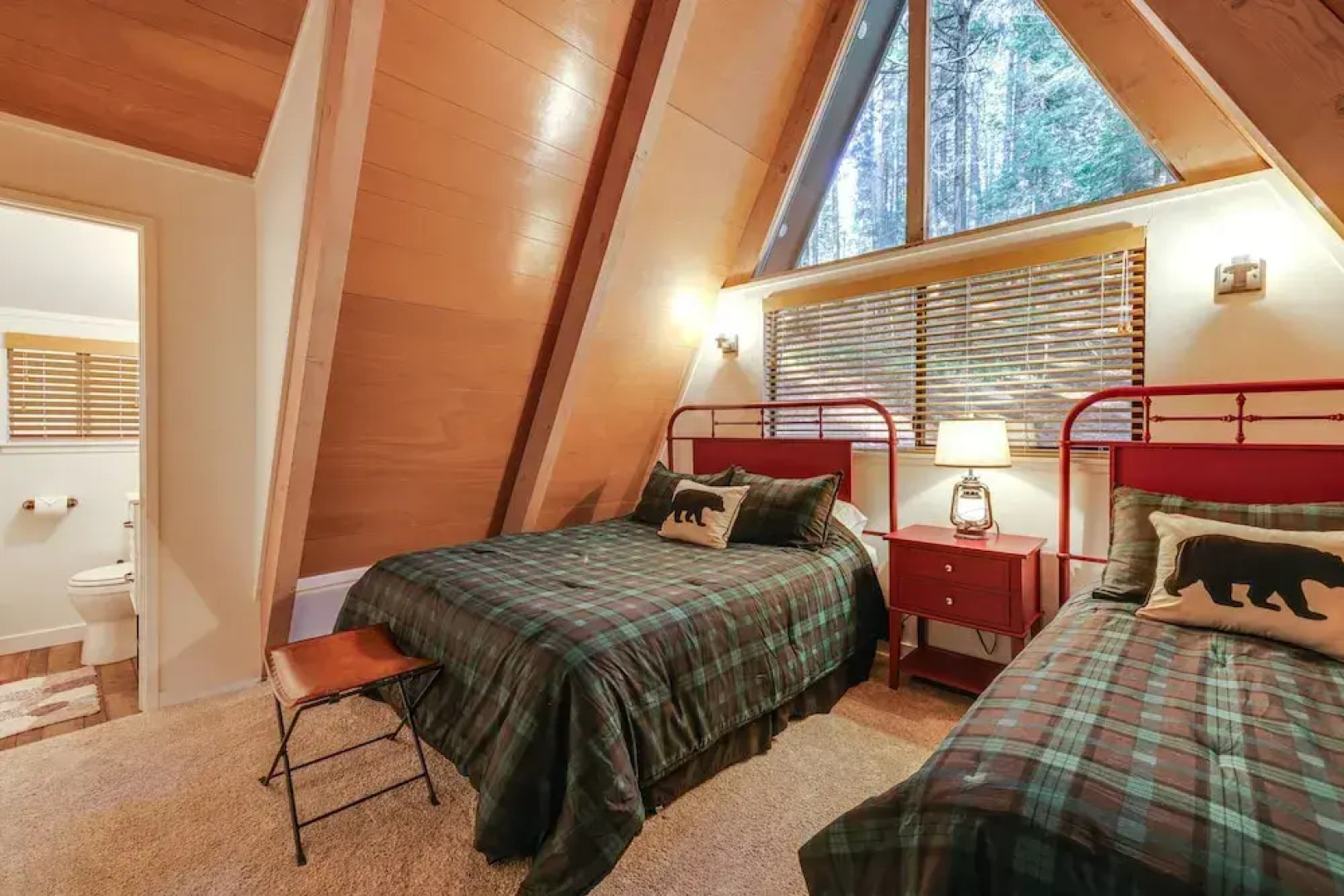3 Mi to Calaveras Big Trees: Cabin w/ Fire Pit!