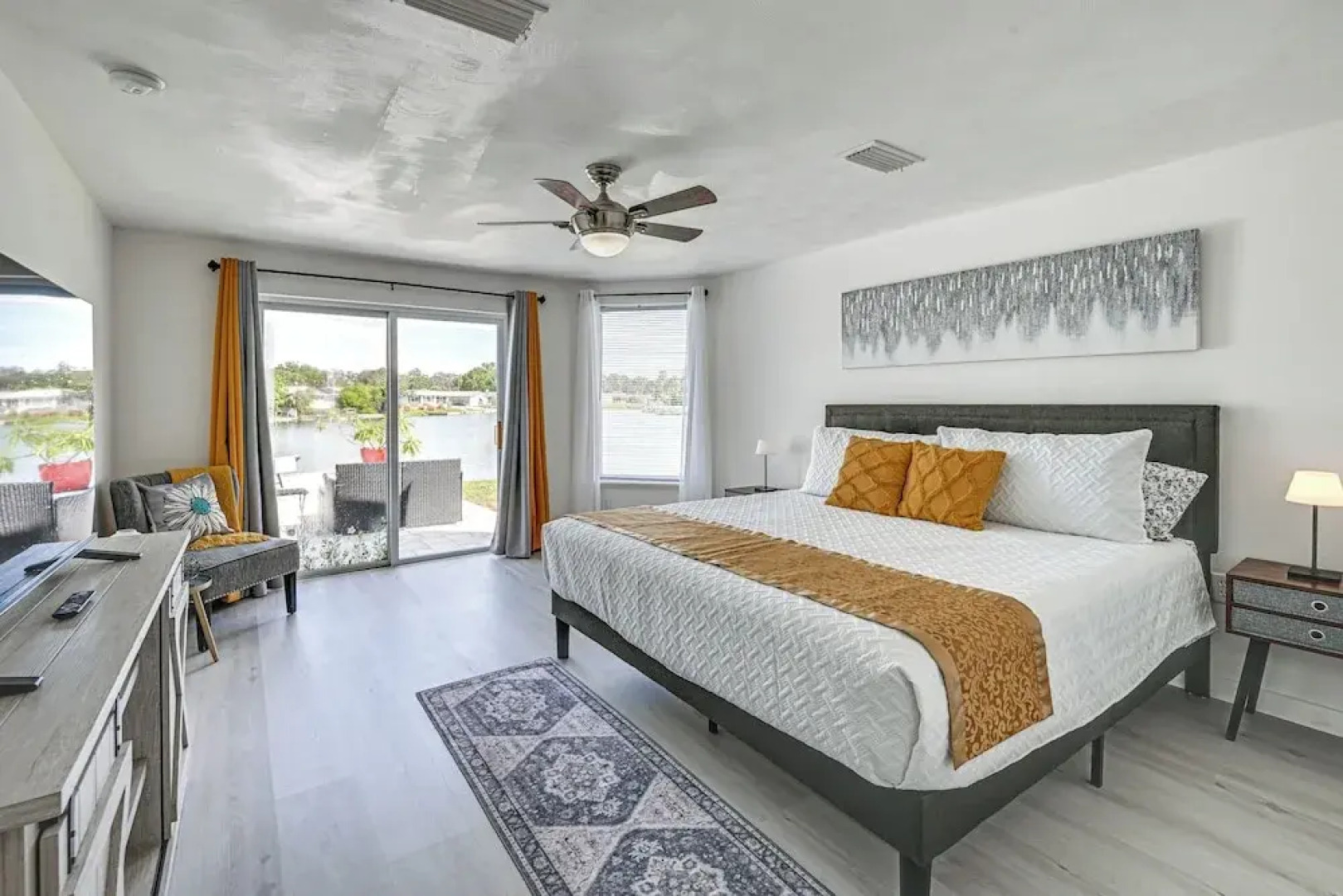 Sunset Views & Hot Tub: Lakefront Holiday Retreat!