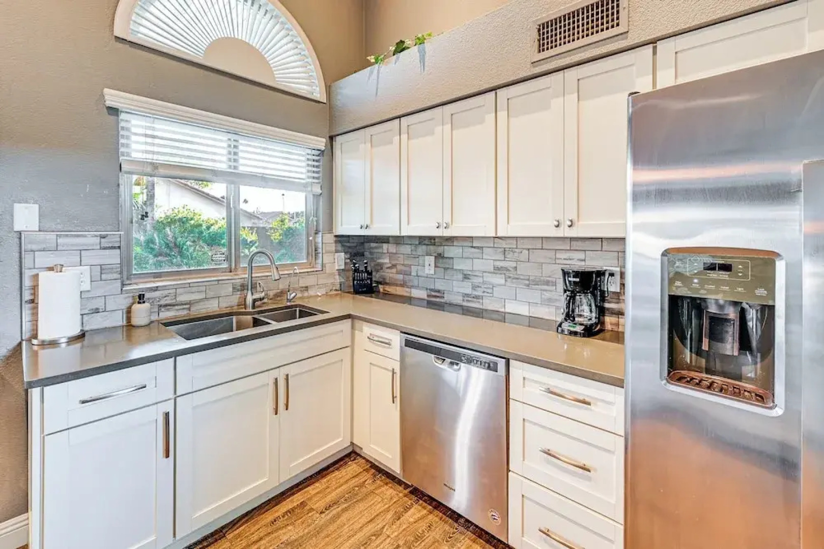 Saltwater Pool & Grill: Tempe Retreat!