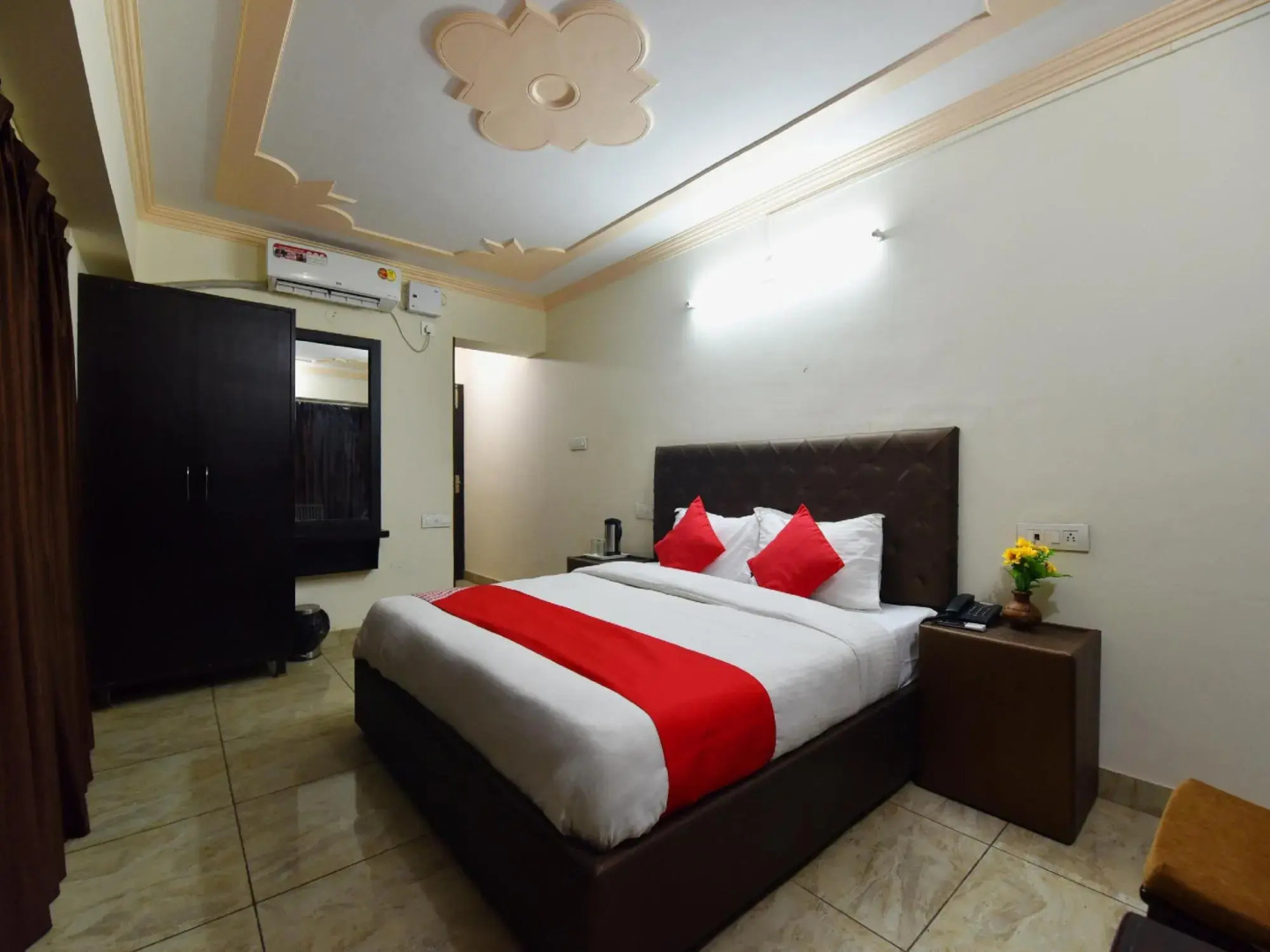 OYO 28555 Sandalee Comforts