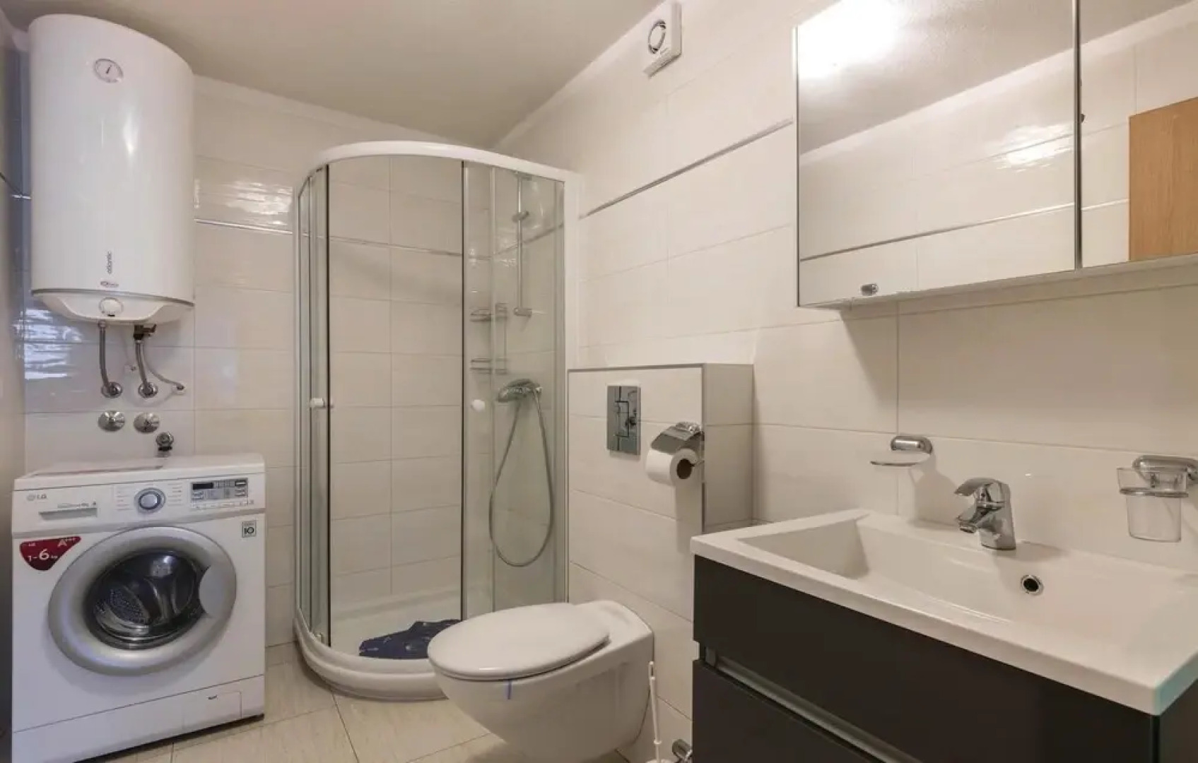 Stunning Home in Novigrad With Wifi and 4 Bedrooms