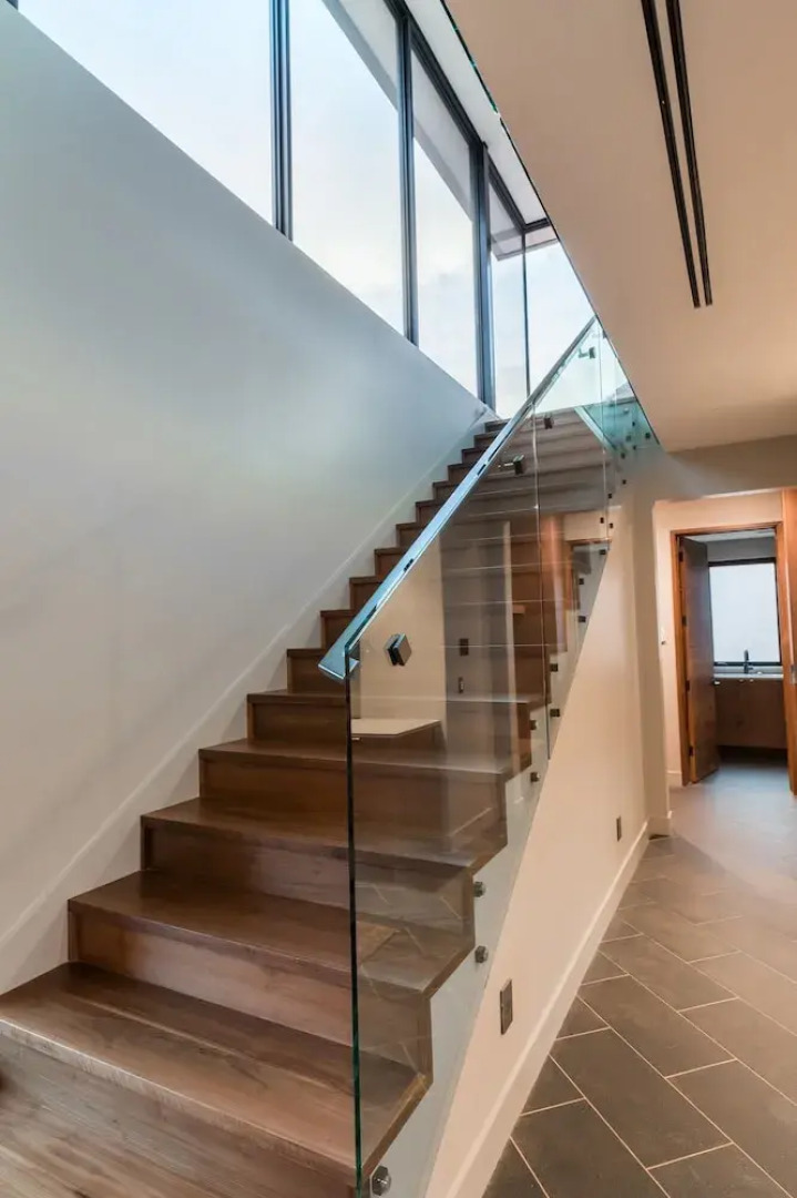 Luxury Service 3 Kings and Bunks - Sleeps 12 - Daily Housekeeping home