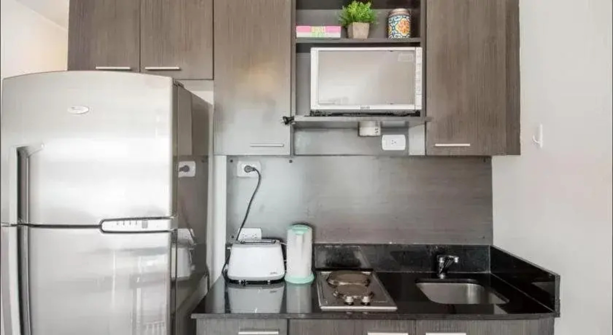 BA Hollywood Apartments