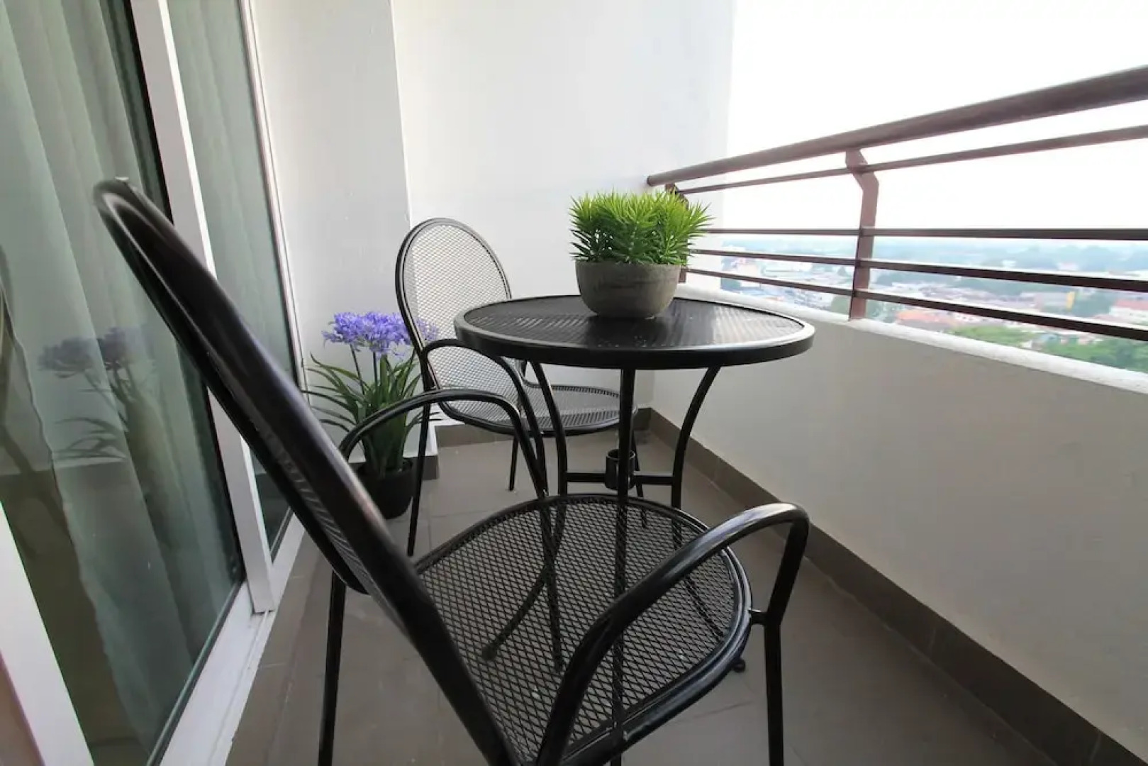 Ian's Majestic Condo