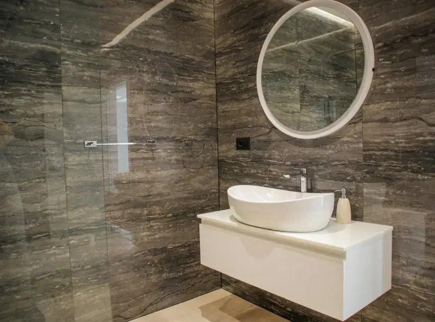 Sunset Serenity Villa With Pool, Gym and Sauna