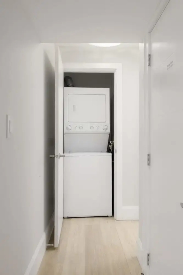 Stylish 1 BR Suite in North Vancouver 10 Mins ski