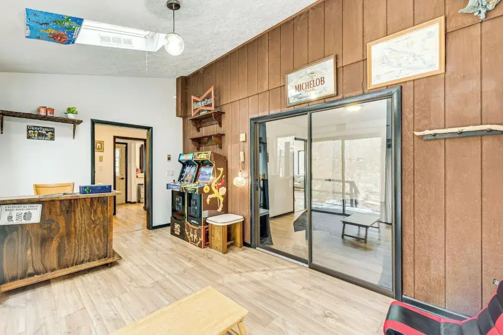 Hot Tub & Game Room: Long Pond Getaway!