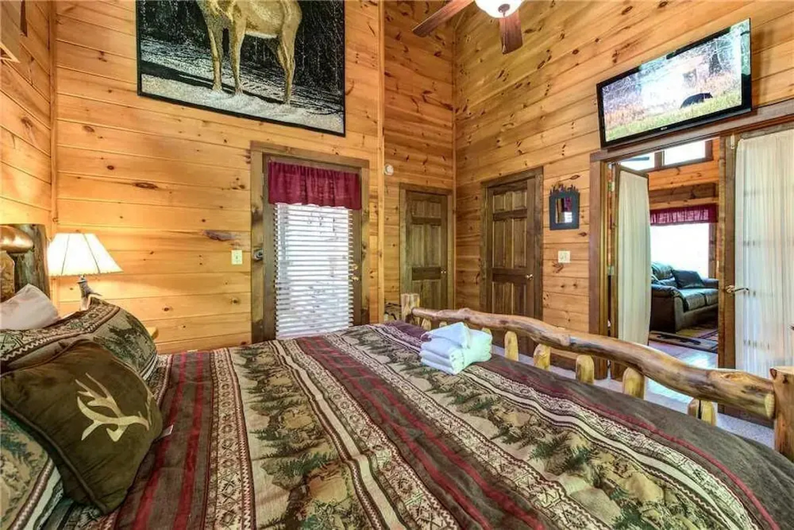 Fawn Cabin 1 Bedroom Home with Hot Tub