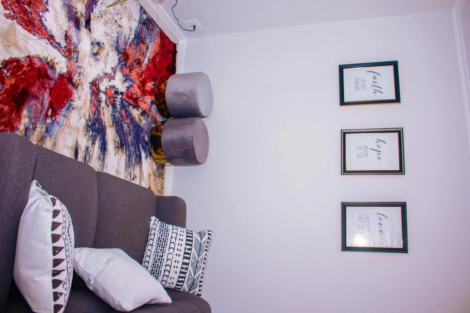 Charms and bows studio apartment -near ORT airport