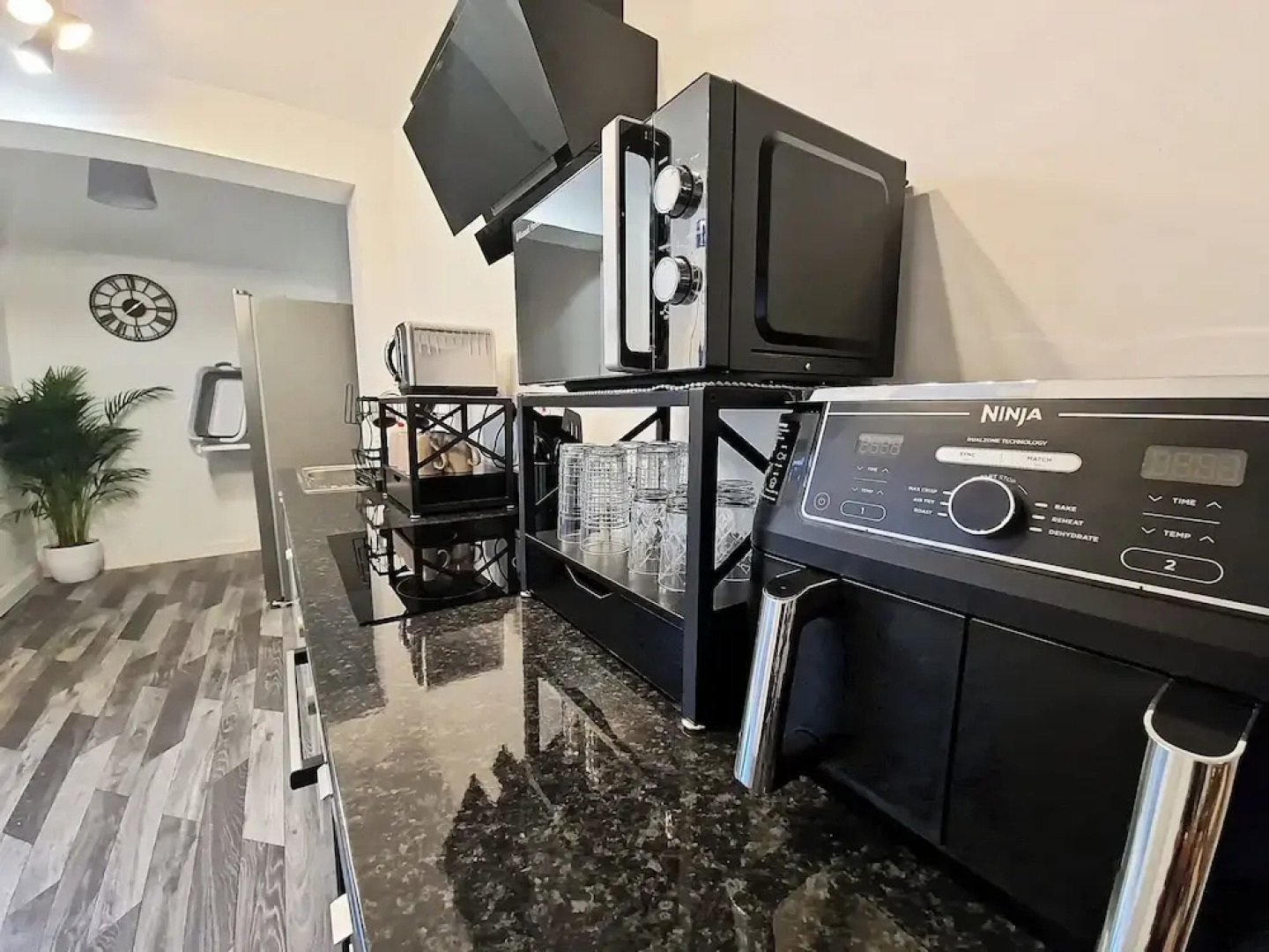 Ashfield House by Cyber Living - Modern Stay!