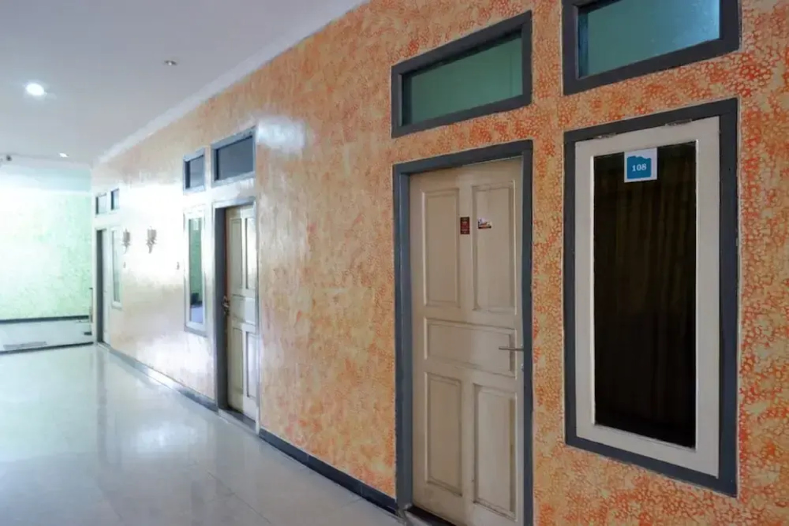 RedDoorz near GOR Wisanggeni