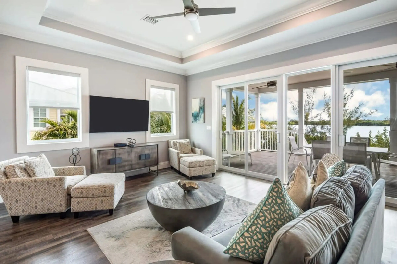 Aquaria House by Brightwild Pool Boat Dock