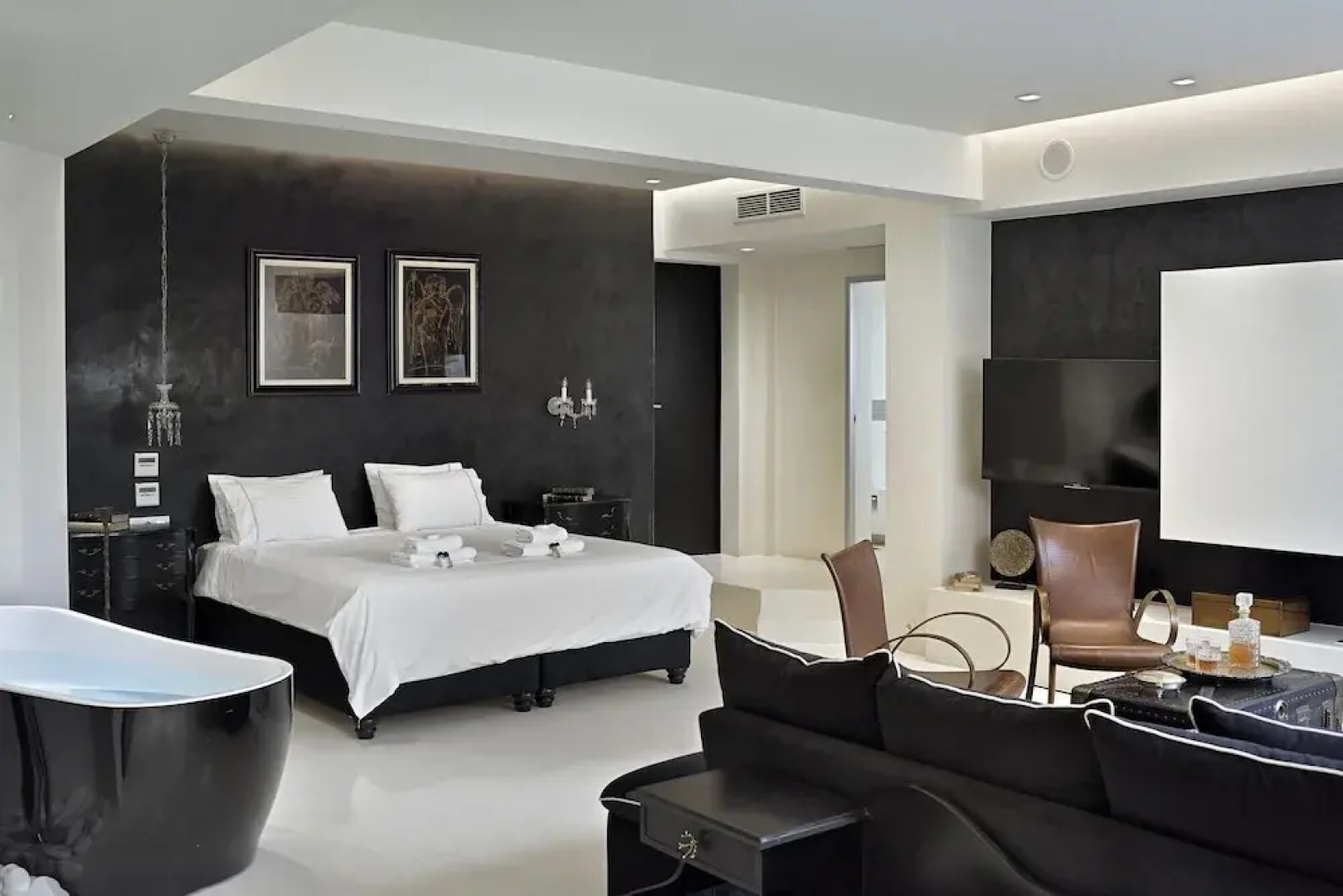 Alto Psyrri Penthouse by K&K