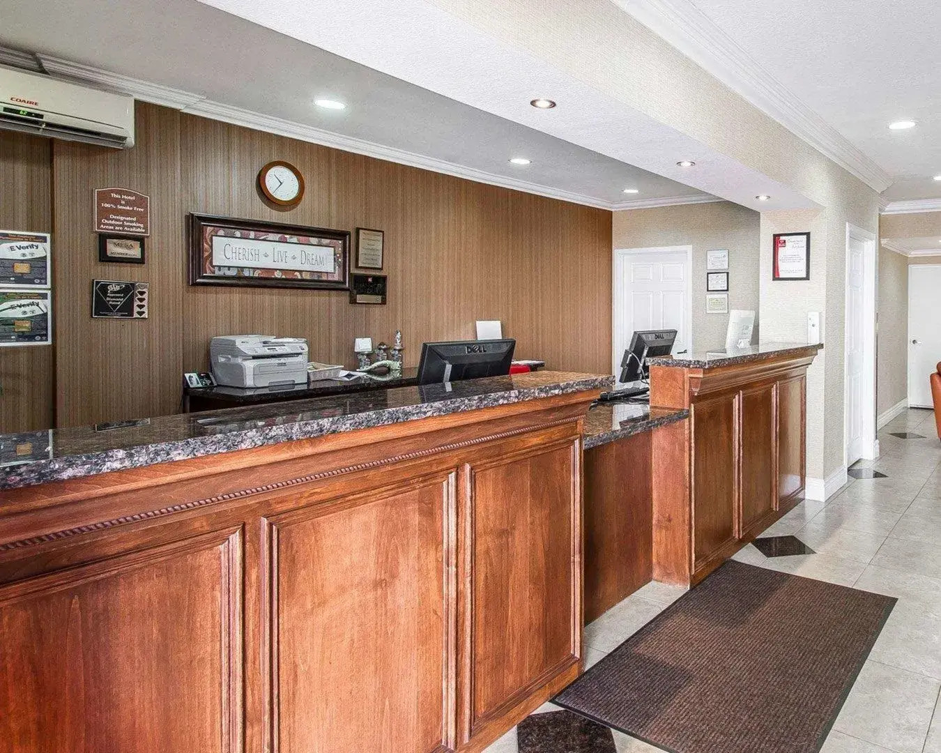 Econo Lodge Inn & Suites