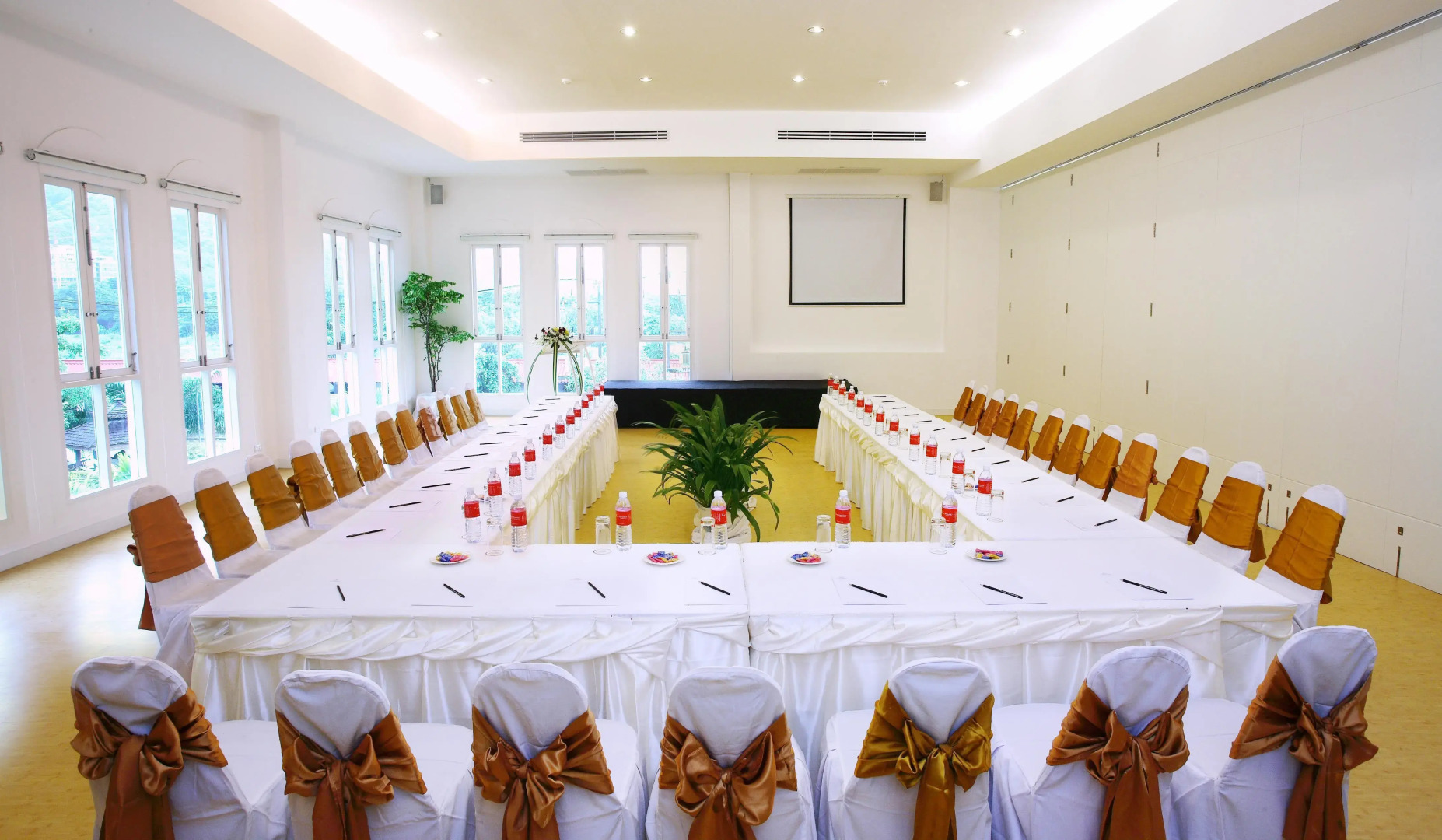 Курортный отель The Old Phuket - Karon Beach Resort