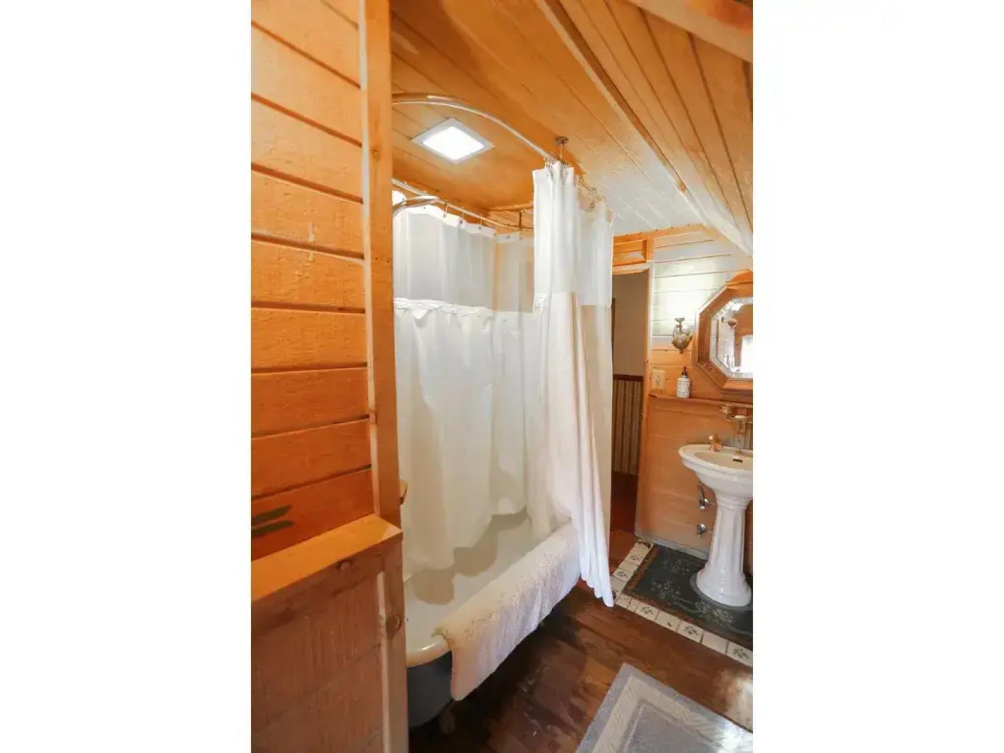 Gold Mountain Manor Bed and Breakfast