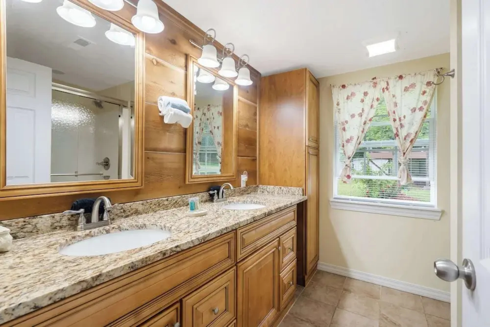 The Cozy Cottage Getaway - Private Pool & Hot Tub