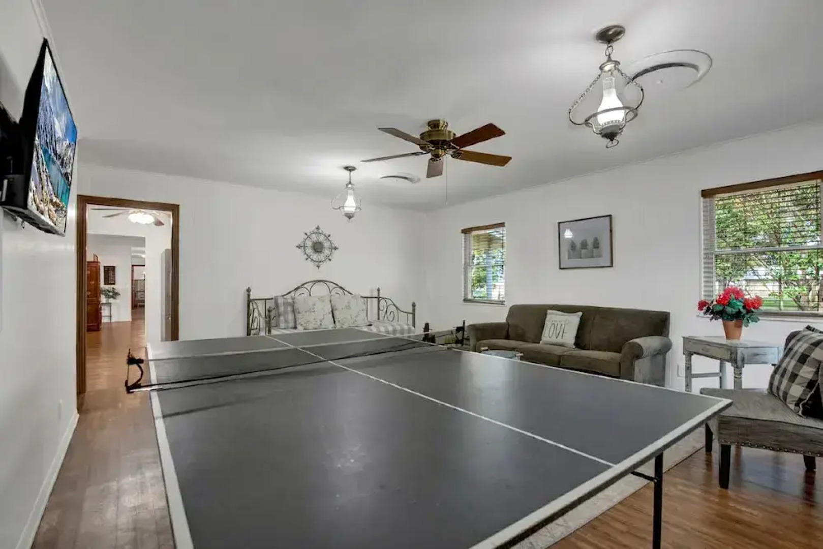 Spacious Home - Fire Pit, BBQ and Outdoor Seating!