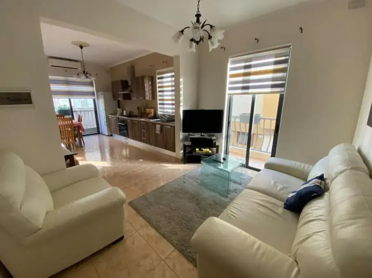 May Flower: Modern Flat close to Airport/Bus Stops