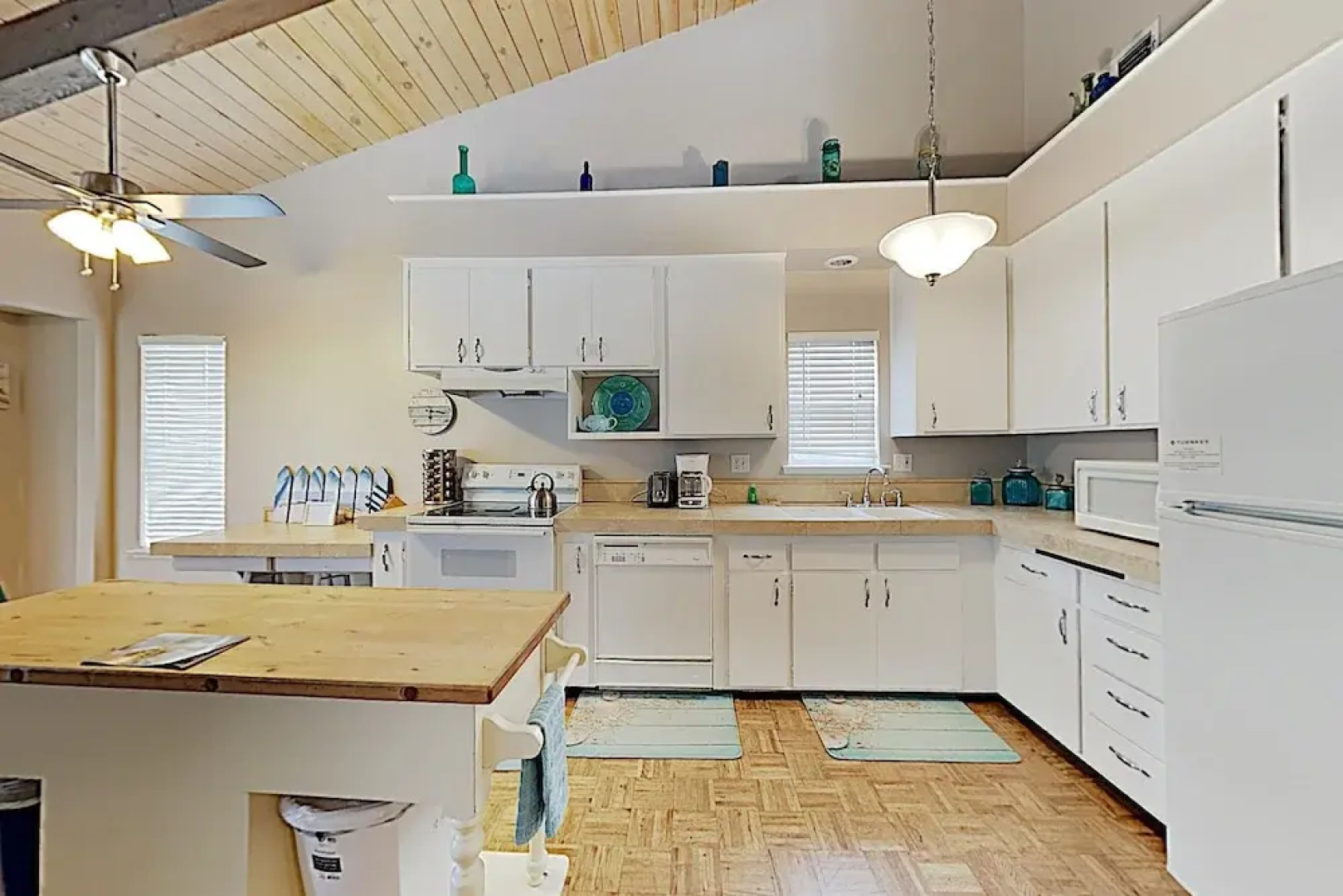 Airy Beach W/ Ocean Views, Balcony & Patio 3 Bedroom Home