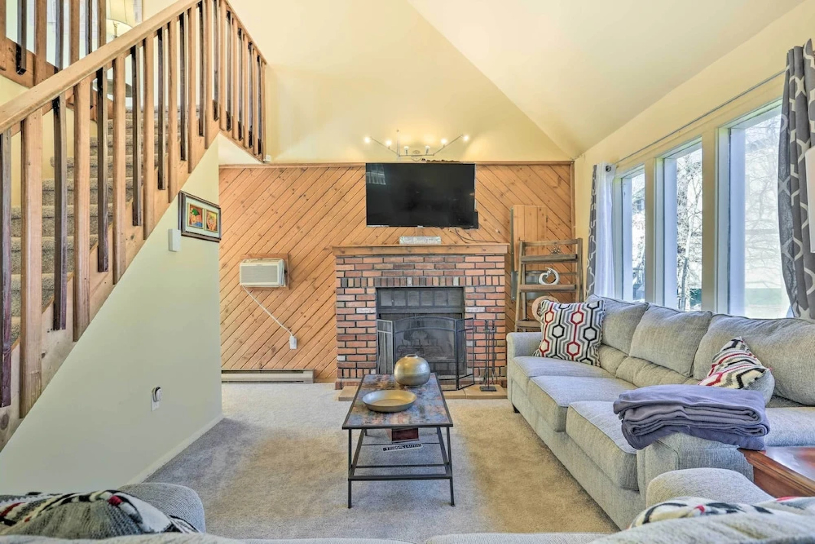 Cozy House: Surrounded by Community Lakes!