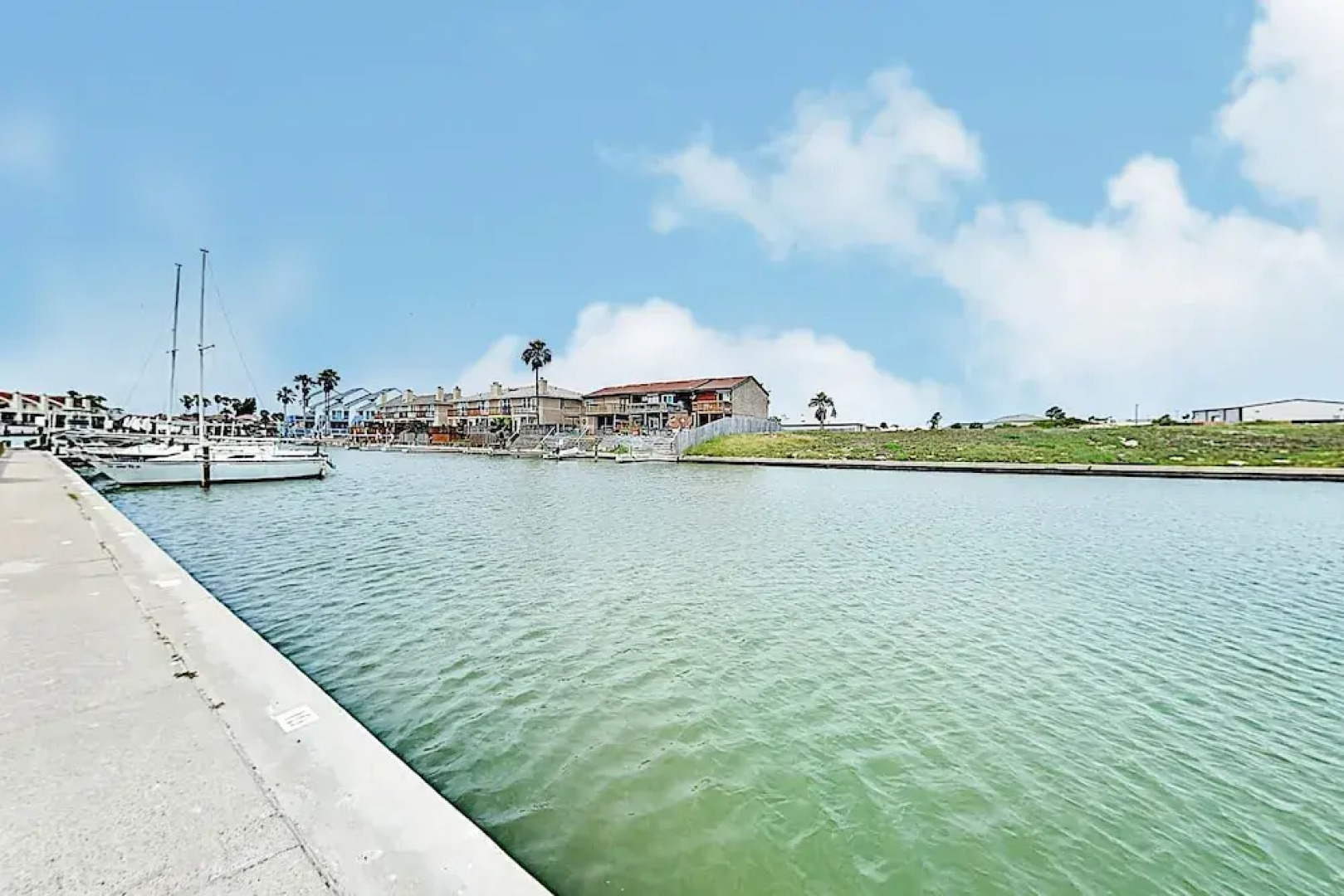 Canal-front Corner W/ Pools - Near The Beach! 1 Bedroom Condo