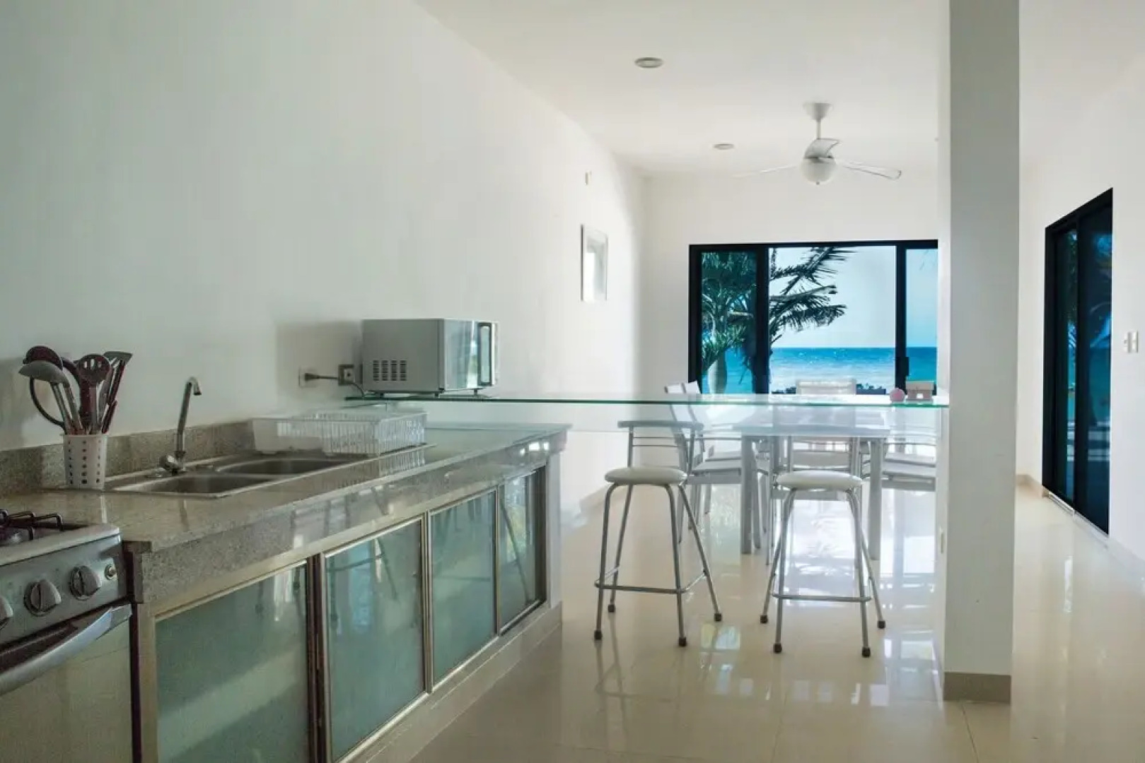 Piña Beach House in San Benito Beach