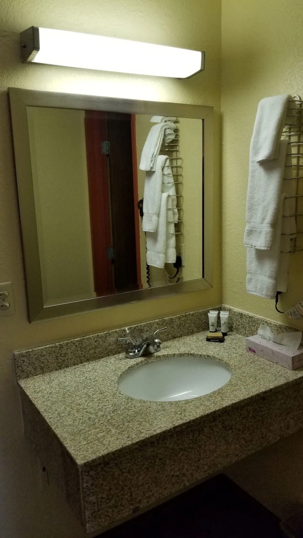 Red River Lodge & Suites