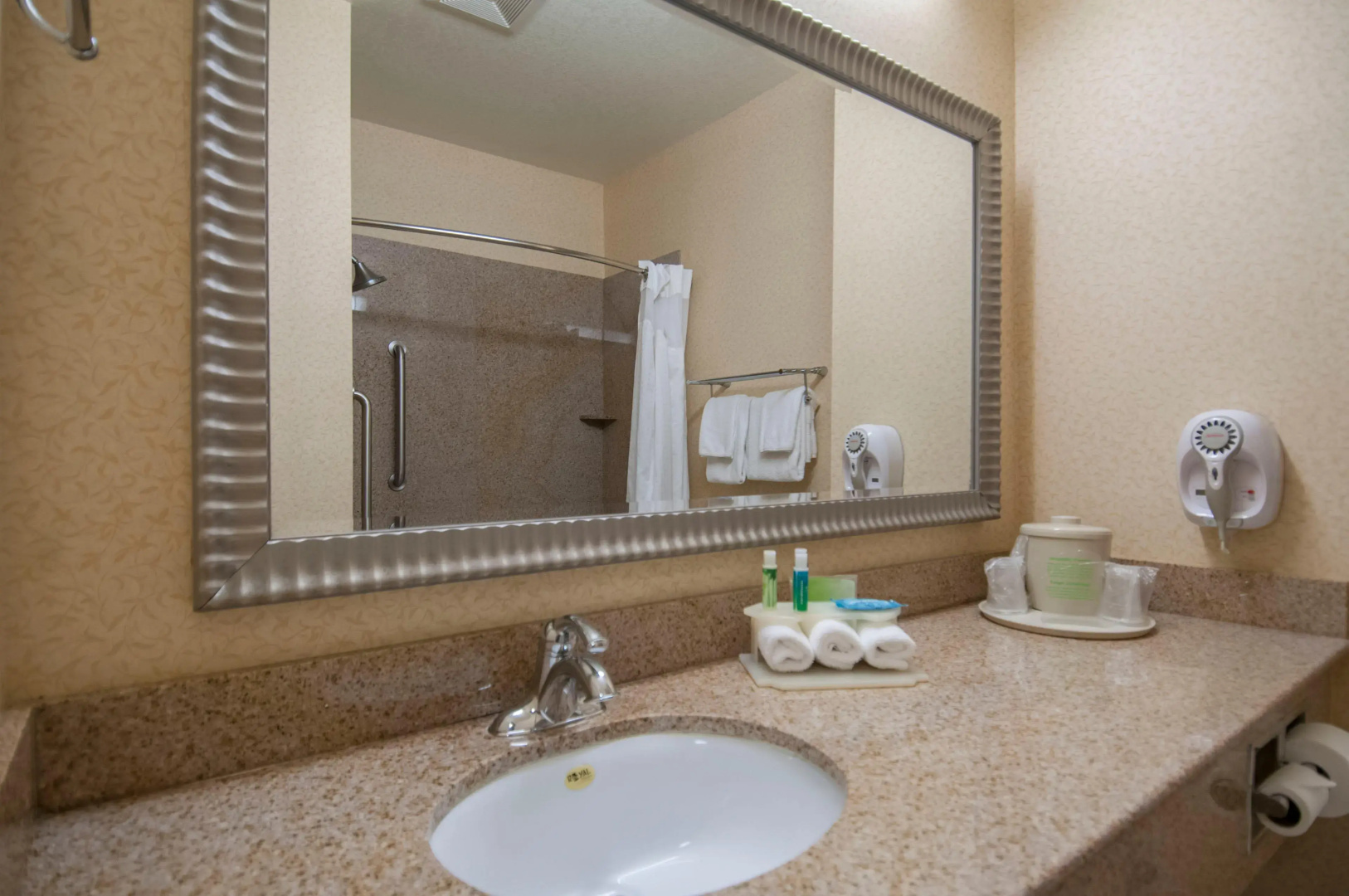 Holiday Inn Express and Suites Bakersfield Central by IHG