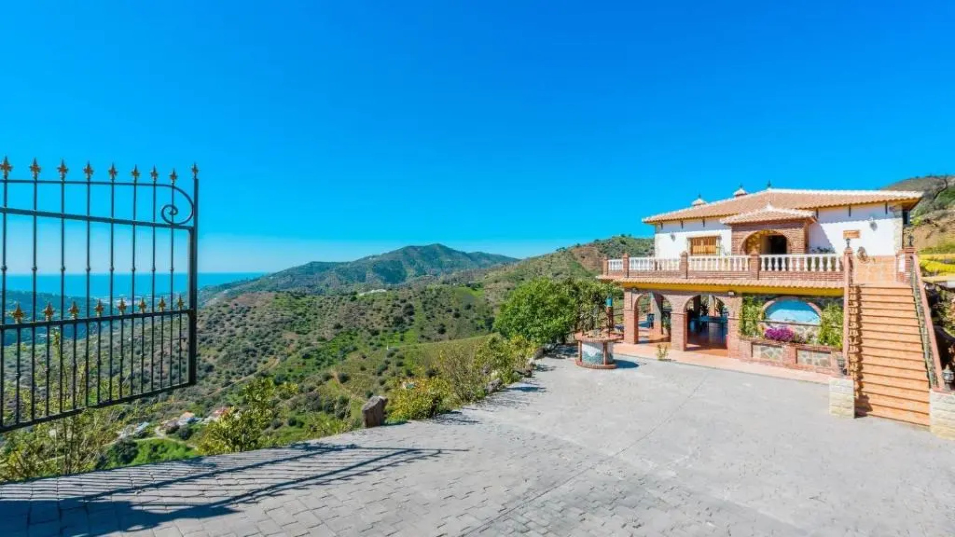 Cortijo La Encina Sayalonga by Ruralidays