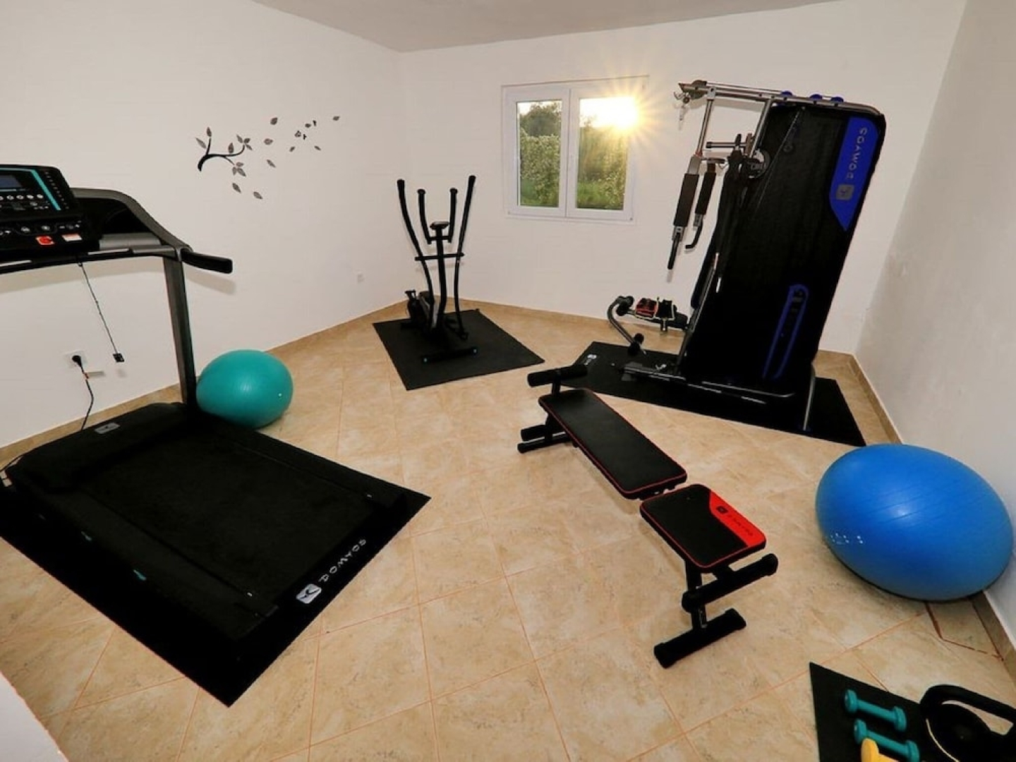 Large Home With Pool and Outdoor Kitchen, Near the Sandy Beach