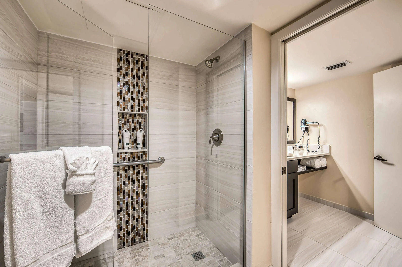 Inn of Naples, Tapestry Collection by Hilton