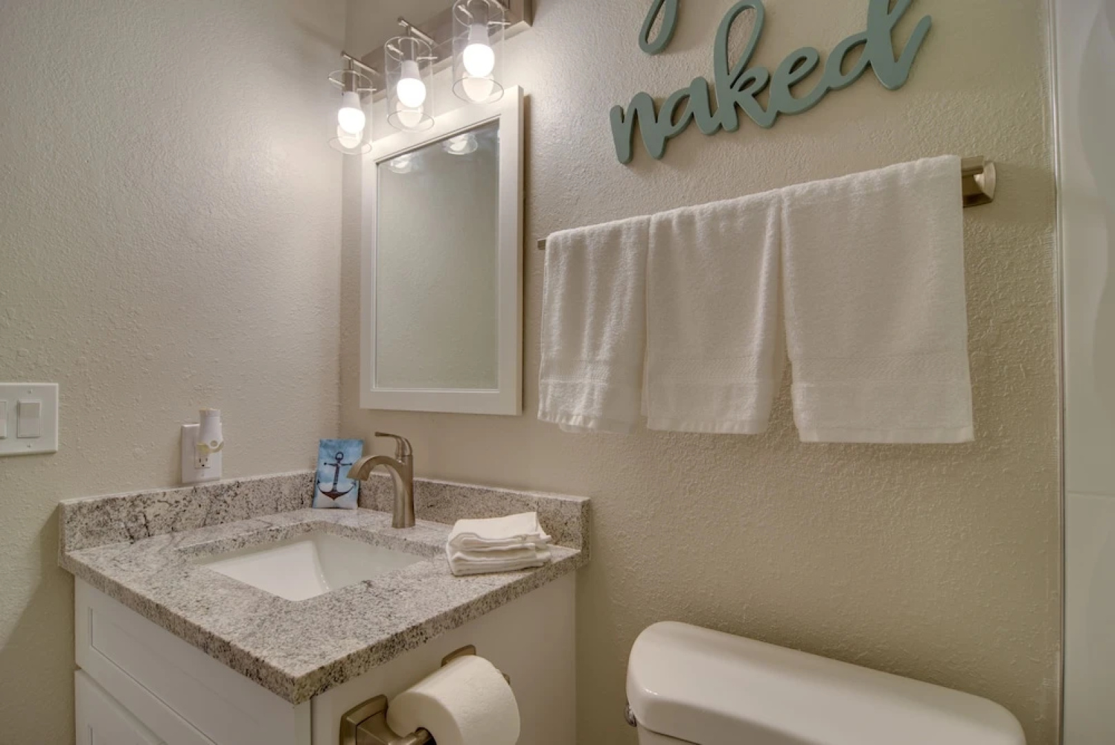 Ideally Located Palm Harbor Condo: Walk Downtown!