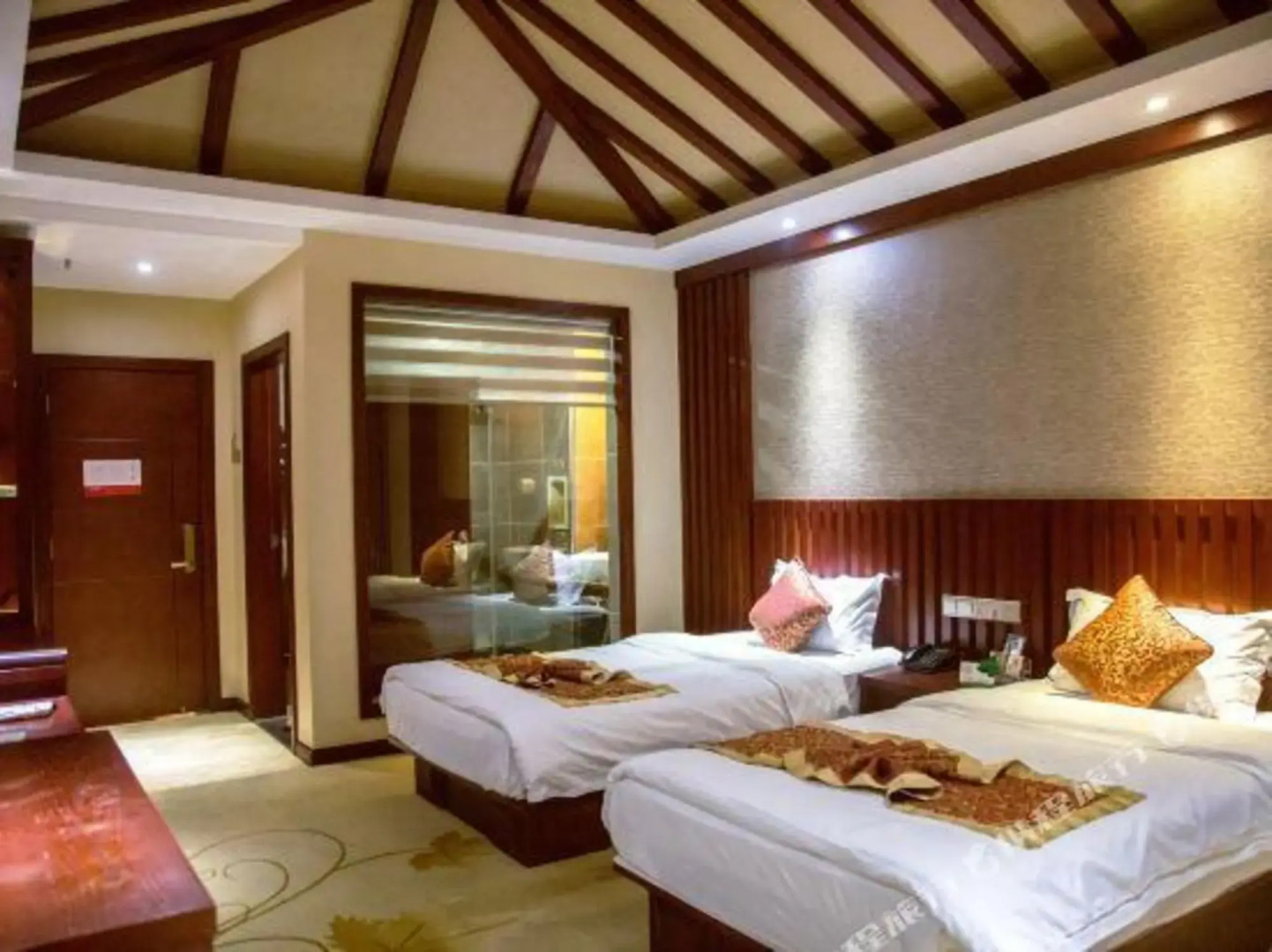 Maitreya Sanlong Hotel (Huquan Hot Spring Ecological Park Honghe Water Town Branch)