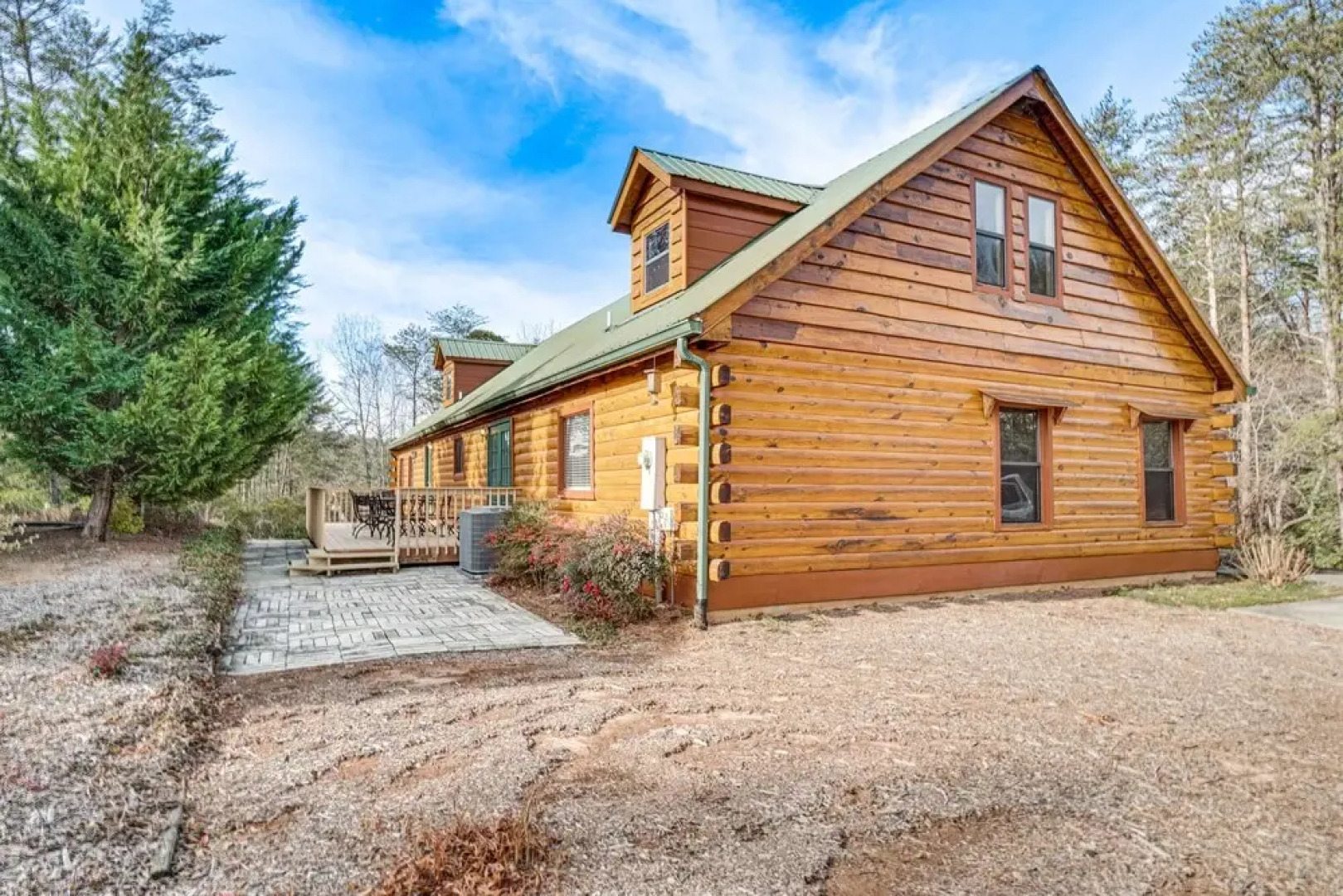 Spacious Log Cabin in Helen w/ Deck & Pool Access!