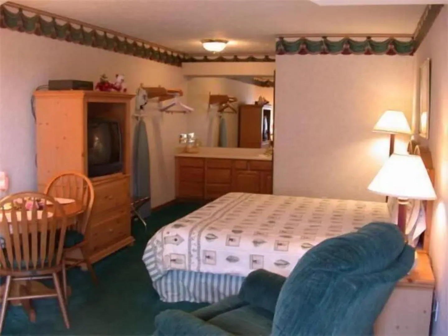 Townhouse Inn & Suites