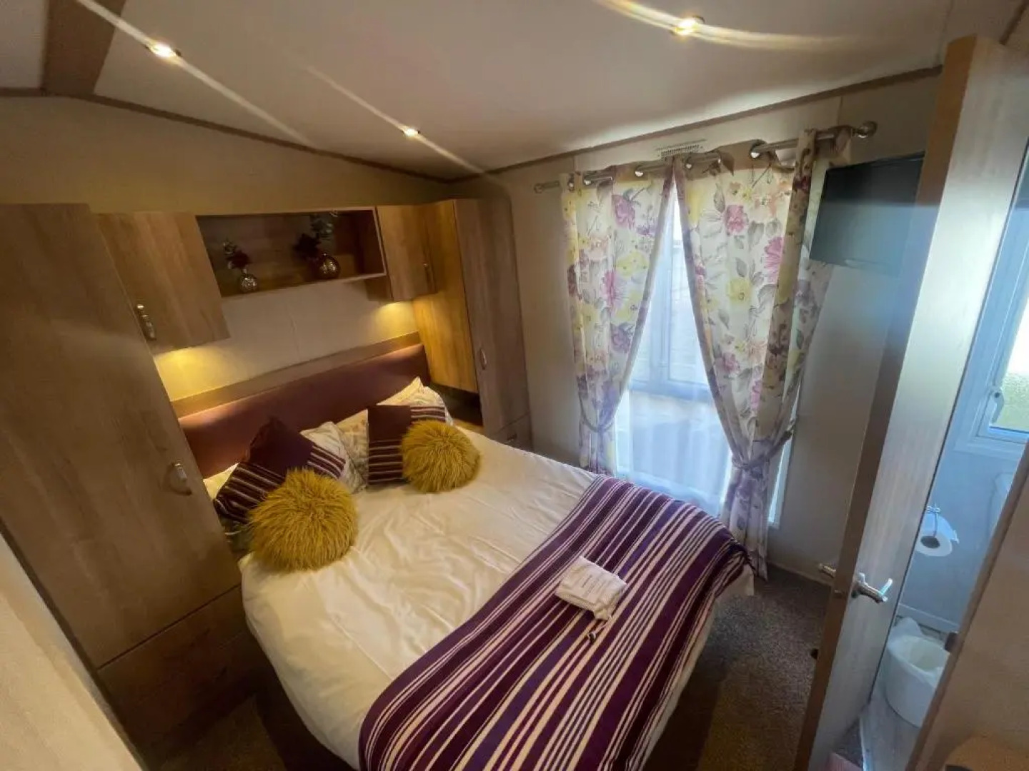 Lakeside Retreat 1 with hot tub, private fishing peg situated at Tattershall Lakes Country Park