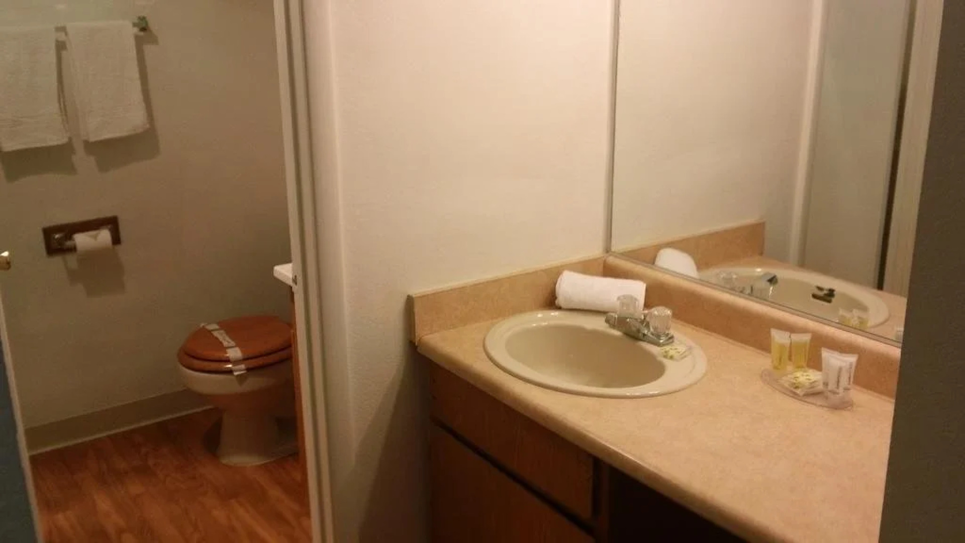 Bonnie Springs Motel and Resort