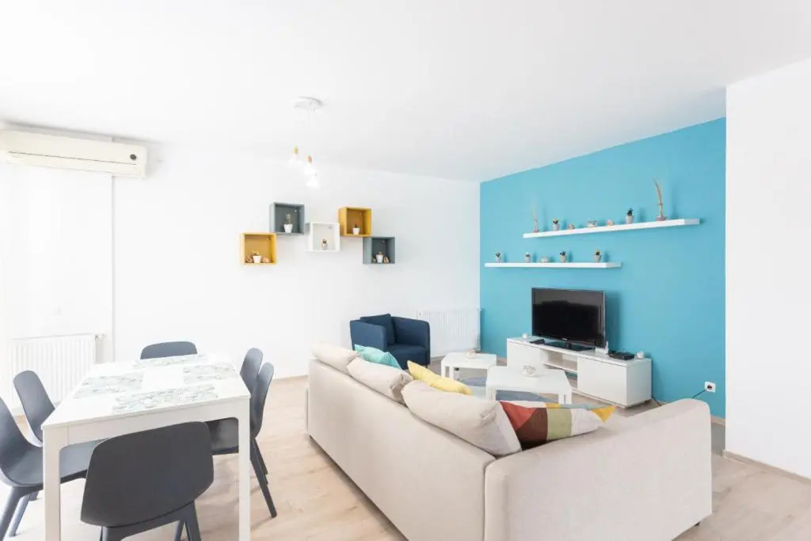 Sunny Olimp 3 ROOMS large apartment- by the sea