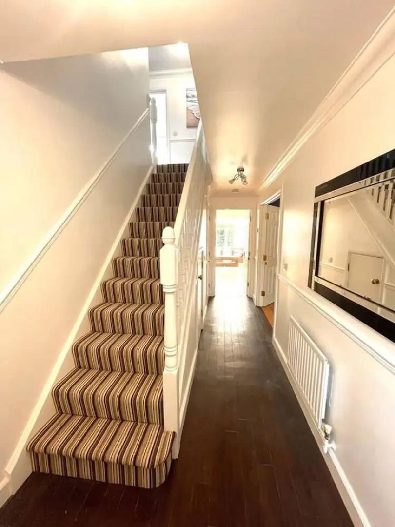 Remarkable 5-bed House in Horley