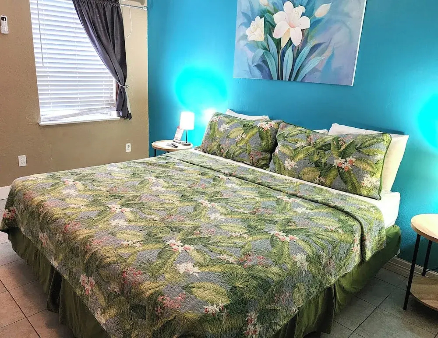 Upper Deck Hotel and Bar - Adults Only