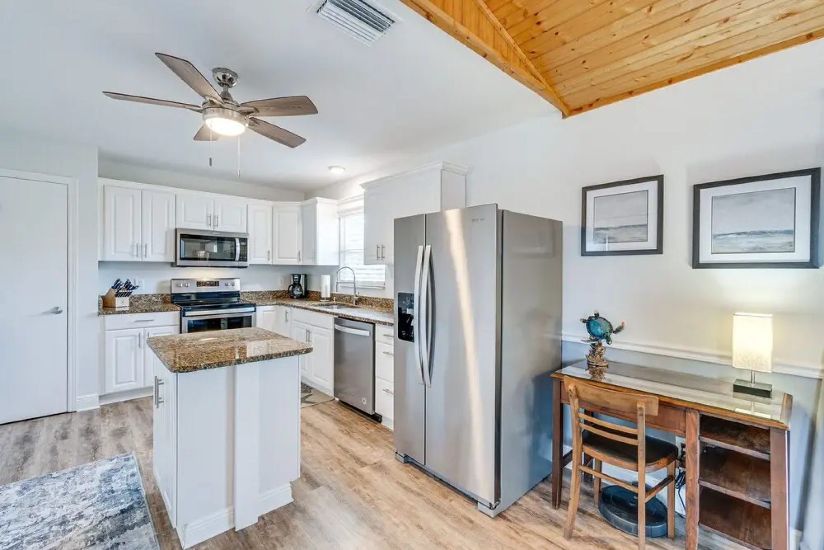 Stylish Bokeelia Home: Deck & Outdoor Dining Area!